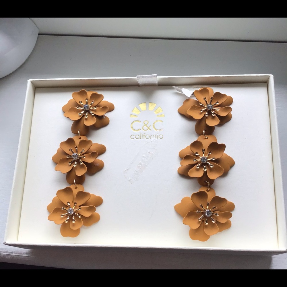 NIB C&C CALIFORNIA TRIPLE FLOWER  EARRINGS!! - Picture 5 of 10